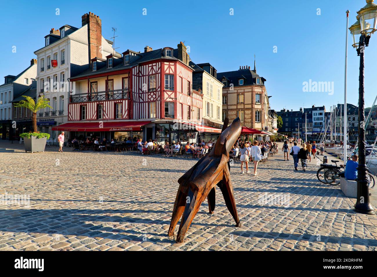 Honfleur Normandie France. Restaurants et café au port Banque D'Images