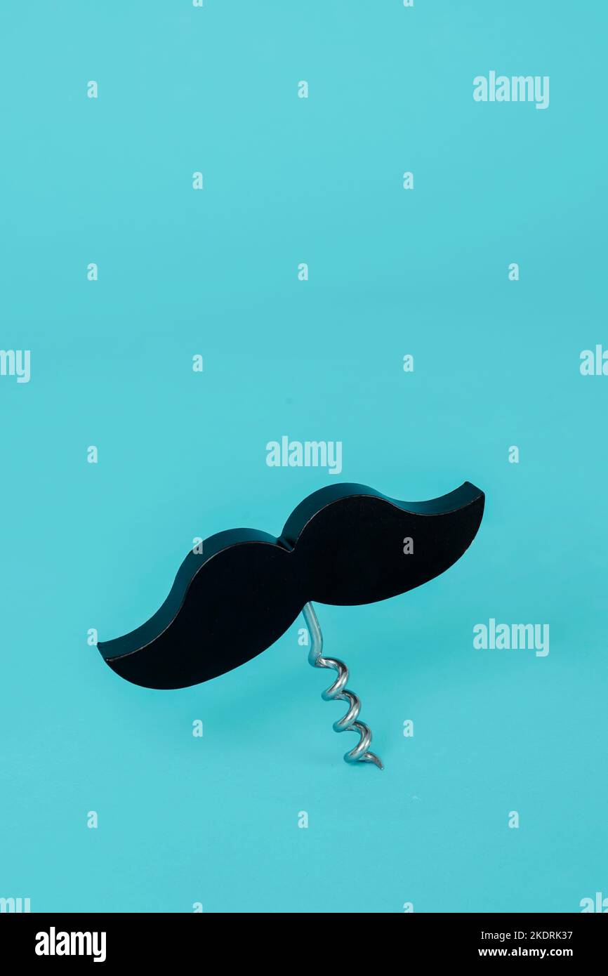 moustache noire au sommet d'un tire-bouchon, sur fond bleu avec un peu d'espace sur le dessus Banque D'Images
