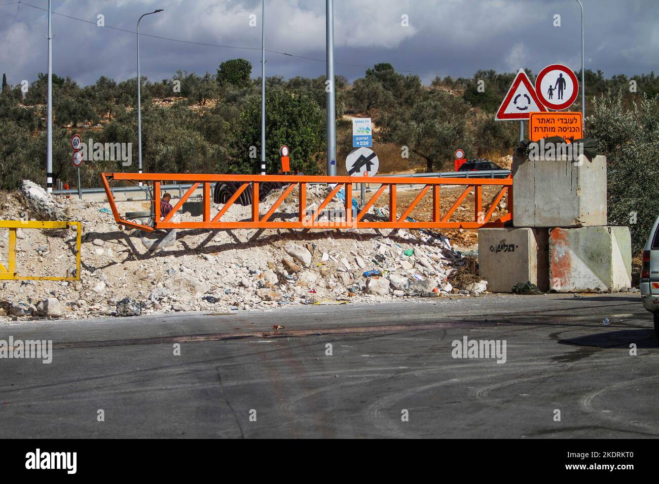 Une vue générale de l'entrée du village d'Azzun après que l'armée israélienne l'a bloqué avec des mounds de terre et des portes de fer. L'armée israélienne a fermé la porte du village d'Azzun, à l'est de la ville de Qalqilya, en Cisjordanie, après que des jeunes Palestiniens ont lancé des pierres sur les véhicules des colons juifs. L'armée israélienne a déclaré qu'un colon israélien de la colonie de Kedumim avait été tué à la suite de ses blessures subies après avoir été poignardé par un palestinien. Banque D'Images