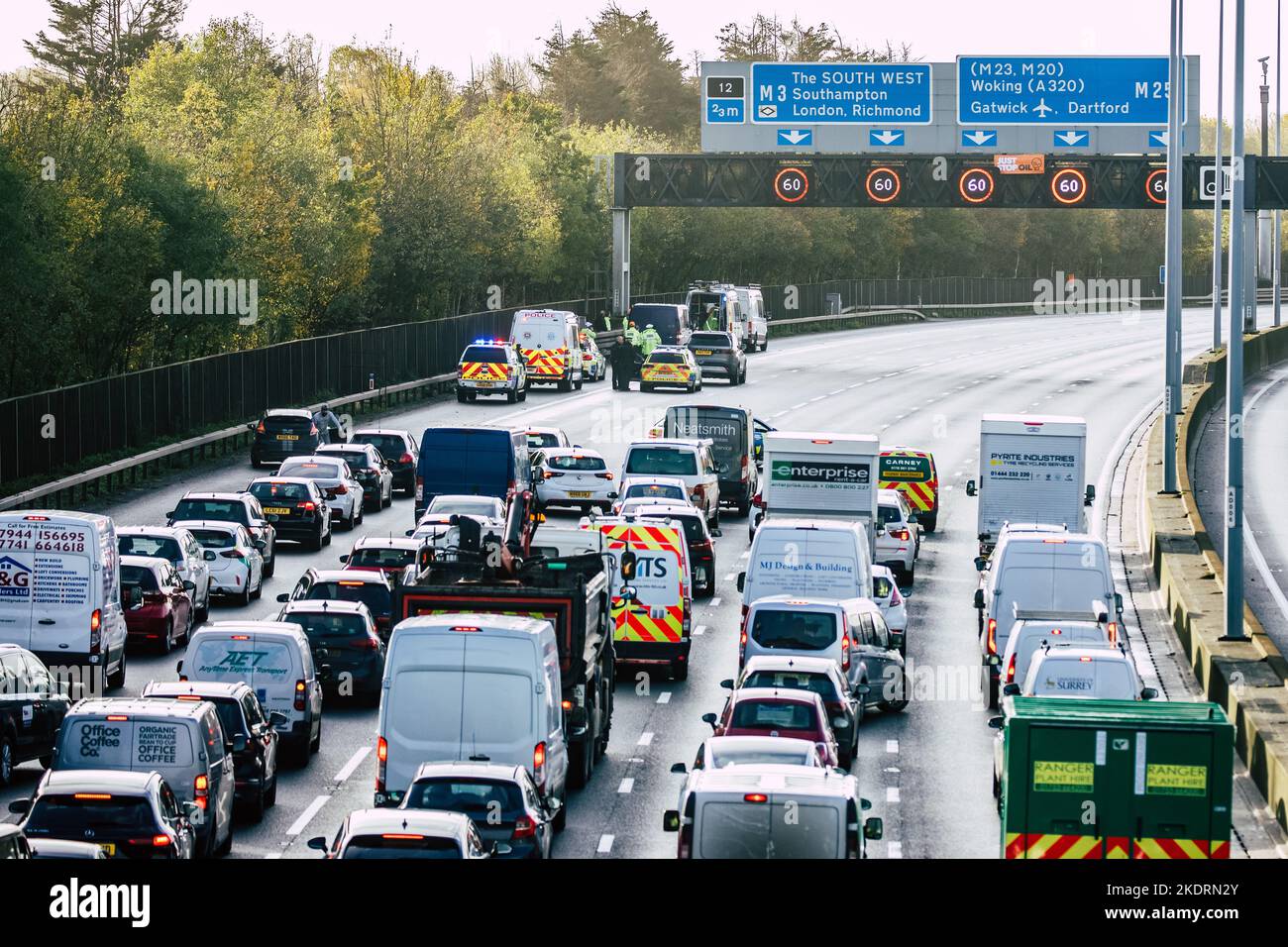 Thorpe, Royaume-Uni. 8th novembre 2022. Les agents de police de Surrey travaillent à retirer un activiste Just Stop Oil d'un portique suspendu au-dessus de l'autoroute M25 entre les jonctions 12 et 13. Il suffit de stopper le trafic sur plusieurs sites le M25 pour une deuxième journée dans le cadre de leur campagne visant à exiger que le gouvernement arrête tous les nouveaux permis et consentements de pétrole et de gaz. Crédit : Mark Kerrison/Alamy Live News Banque D'Images