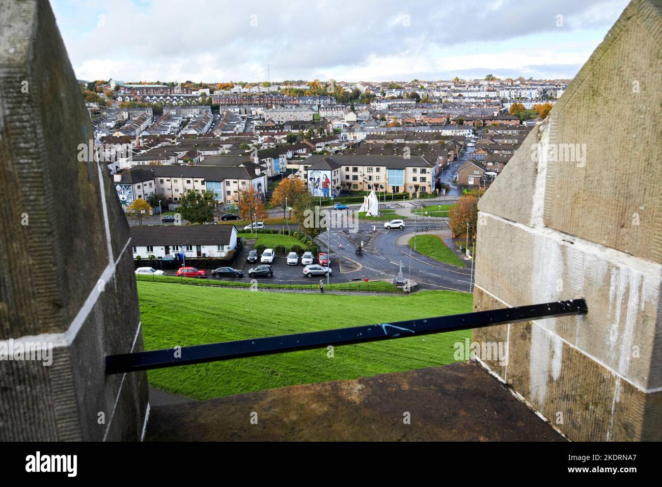 vue depuis le bastion royal au-dessus des murs de derrys vers le faux derry londonderry, au nord de l'irlande du royaume-uni Banque D'Images