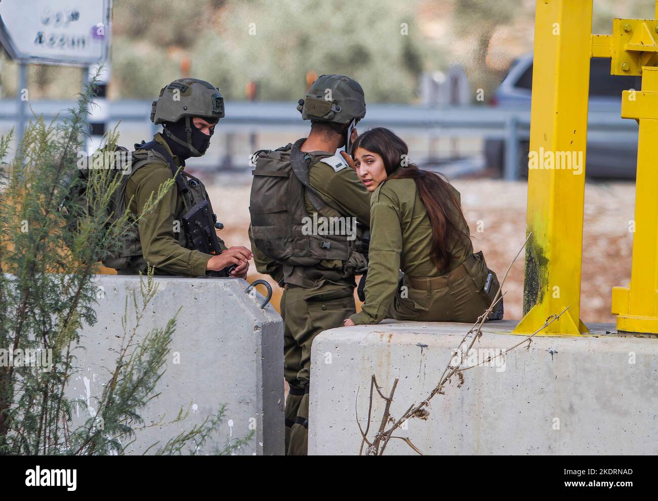 Qalqilya, Palestine. 8th novembre 2022. Des soldats israéliens gardaient l'entrée bloquée du village d'Azzun. L'armée israélienne a fermé la porte du village d'Azzun, à l'est de la ville de Qalqilya, en Cisjordanie, après que des jeunes Palestiniens ont lancé des pierres sur les véhicules des colons juifs. L'armée israélienne a déclaré qu'un colon israélien de la colonie de Kedumim avait été tué à la suite de ses blessures subies après avoir été poignardé par un palestinien. Banque D'Images