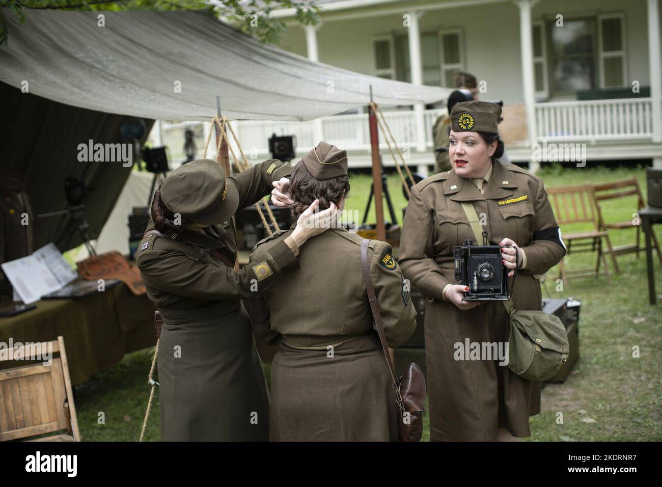 Algunos de los personajes en el papel de corresponsales de guerra en el  evento Días de la Segunda Guerra Mundial de Rockford, en Rockford,  Illinois. (E. Jason Wambsgans/Chicago Tribune/TNS) photo via Newscom