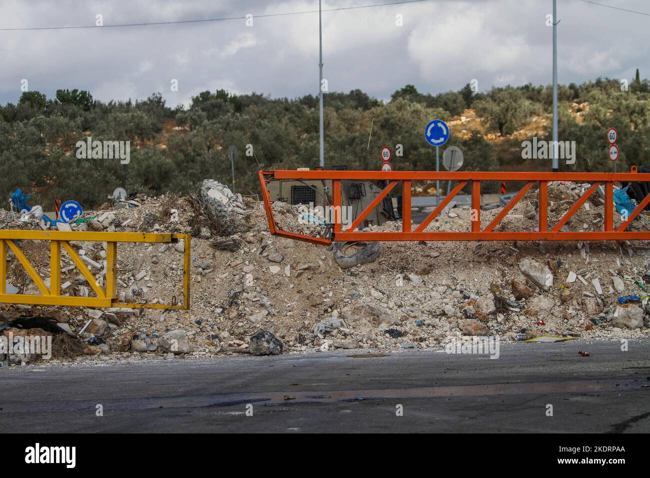 Qalqilya, Palestine. 08th novembre 2022. Une vue générale de l'entrée du village d'Azzun après que l'aramy israélien l'a bloqué avec des mounds de terre et des portes de fer. L'armée israélienne a fermé la porte du village d'Azzun, à l'est de la ville de Qalqilya, en Cisjordanie, après que des jeunes Palestiniens ont lancé des pierres sur les véhicules des colons juifs. L'armée israélienne a déclaré qu'un colon israélien de la colonie de Kedumim avait été tué à la suite de ses blessures subies après avoir été poignardé par un palestinien. (Photo de Nasser Ishtayeh/SOPA Images/Sipa USA) crédit: SIPA USA/Alay Live News Banque D'Images