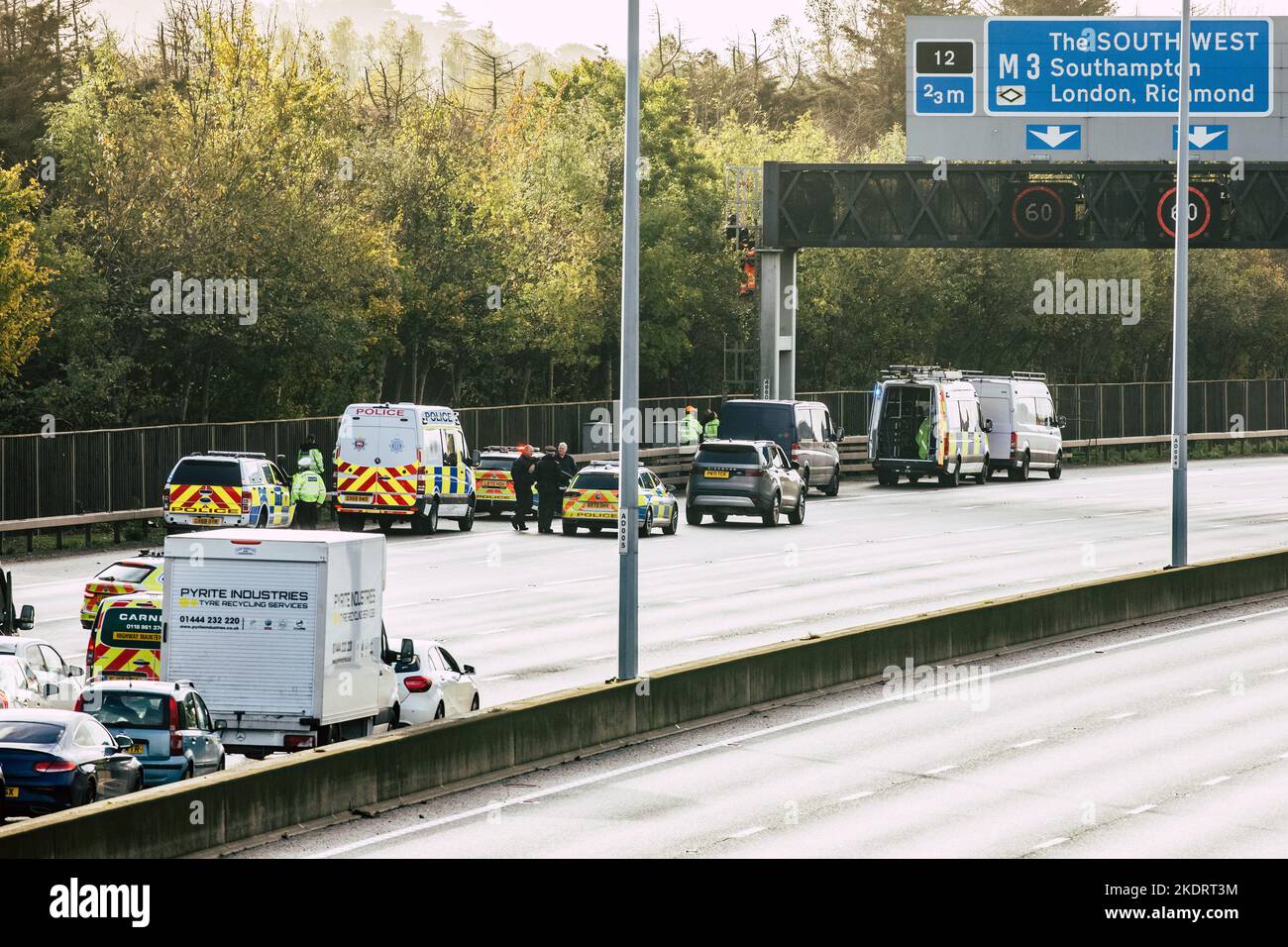 Thorpe, Royaume-Uni. 8th novembre 2022. Les policiers de Surrey retirent un activiste Just Stop Oil d'un portique suspendu au-dessus de l'autoroute M25 entre les jonctions 12 et 13. Il suffit de stopper le trafic sur plusieurs sites le M25 pour une deuxième journée dans le cadre de leur campagne visant à exiger que le gouvernement arrête tous les nouveaux permis et consentements de pétrole et de gaz. Crédit : Mark Kerrison/Alamy Live News Banque D'Images