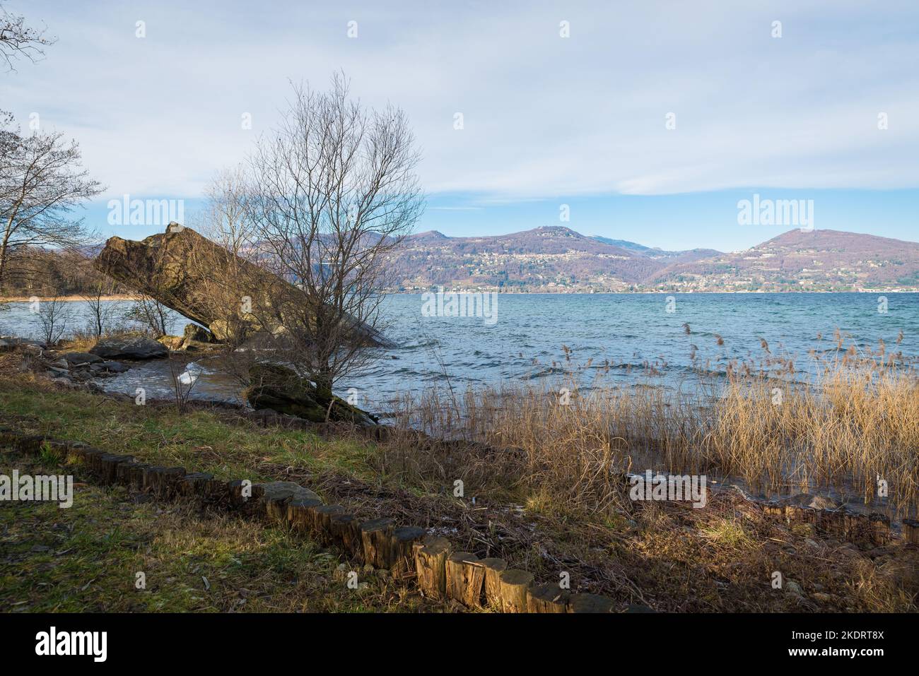 Lac majeur (lago Maggiore) en hiver près d'Ispra, en Italie. À gauche, le monument naturel appelé Sasso Cavallacio, rocher glaciaire erratique Banque D'Images