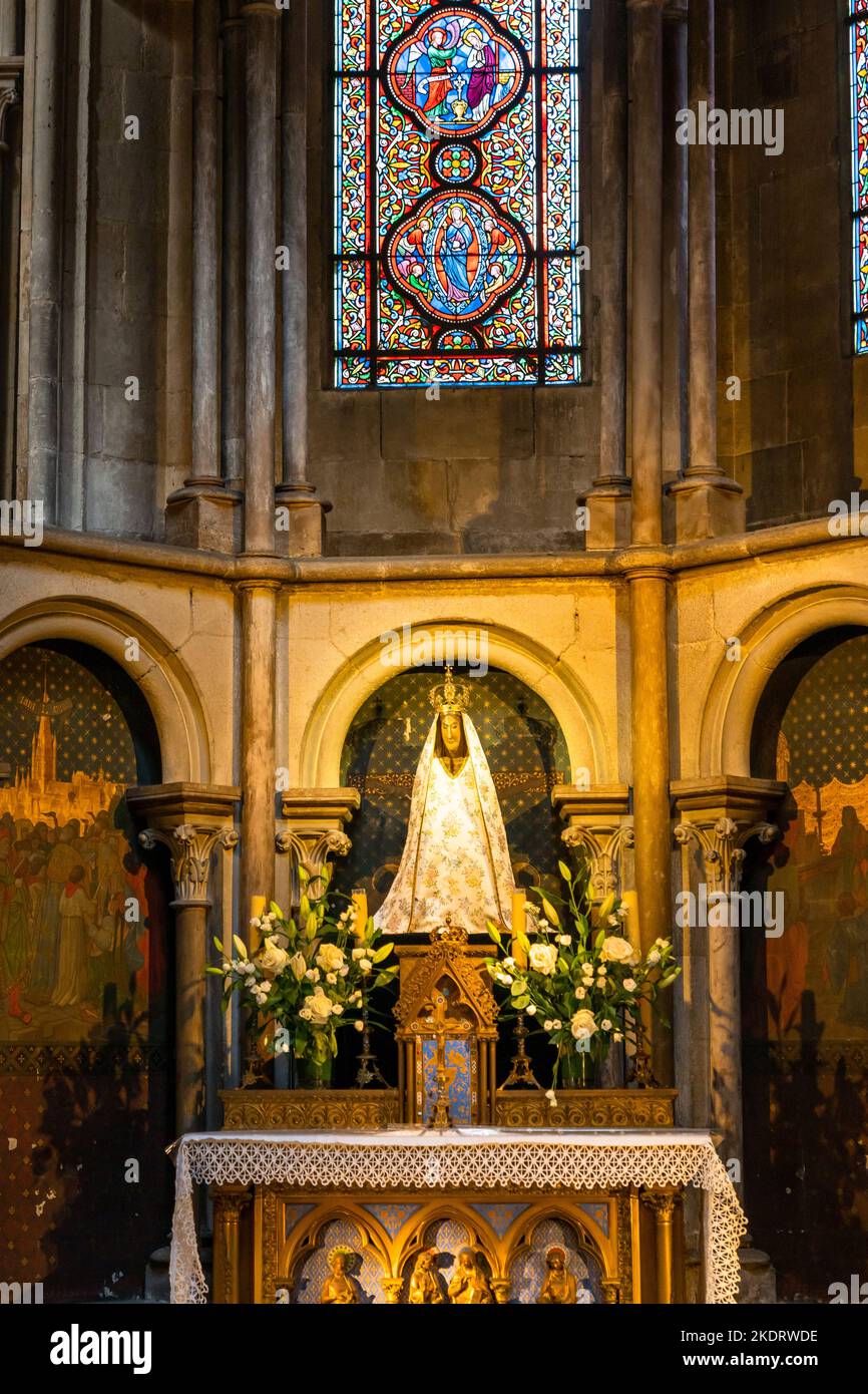 Dijon, France - 14 septembre 2022 : autel doré orné et vitraux dans l'église notre-Dame de Dijon Banque D'Images