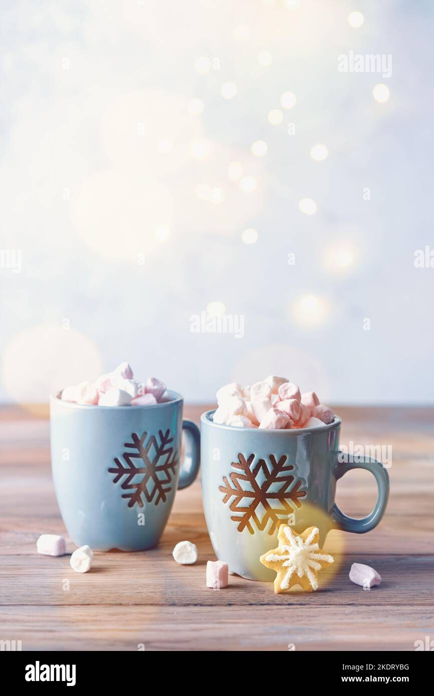 Mariez Noël. Deux tasses de chocolat chaud avec guimauves. Noël une tasse de chocolat chaud maison avec guimauve sur fond de table en bois avec lig Banque D'Images