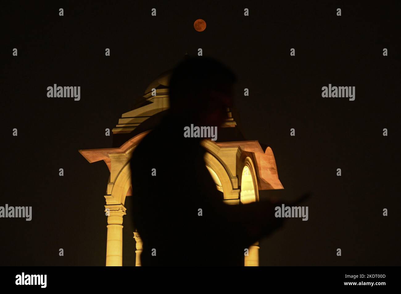 New Delhi, Delhi, Inde. 8th novembre 2022. Un homme est silhoueté car il utilise son téléphone comme une pleine lune peut être vu pendant une éclipse lunaire à New Delhi. (Credit image: © Kabir Jhangiani/ZUMA Press Wire) Credit: ZUMA Press, Inc./Alamy Live News Banque D'Images