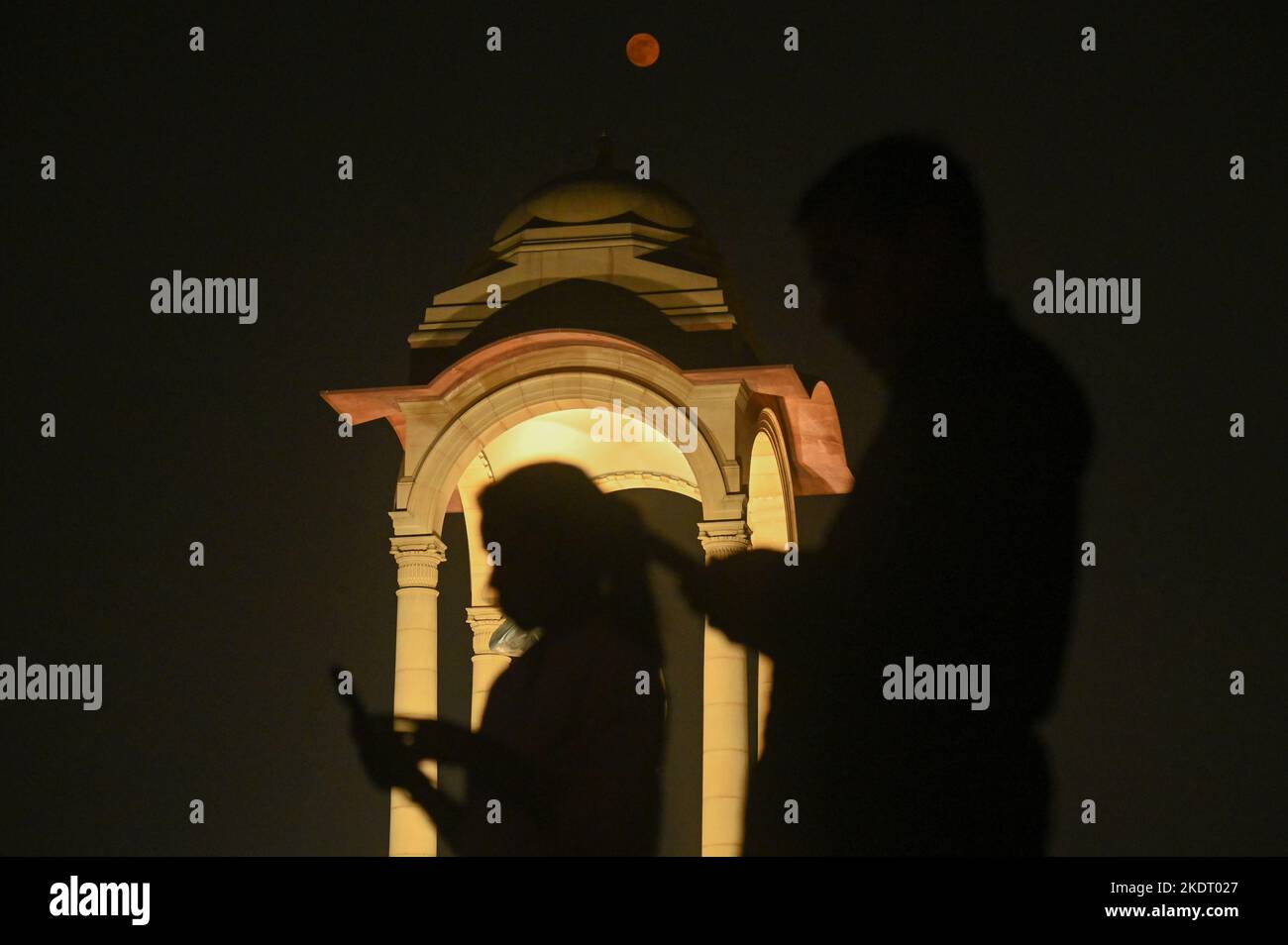 New Delhi, Delhi, Inde. 8th novembre 2022. Les gens sont silhouettés car ils utilisent leur téléphone comme une pleine lune peut être vu pendant une éclipse lunaire à New Delhi. (Credit image: © Kabir Jhangiani/ZUMA Press Wire) Credit: ZUMA Press, Inc./Alamy Live News Banque D'Images