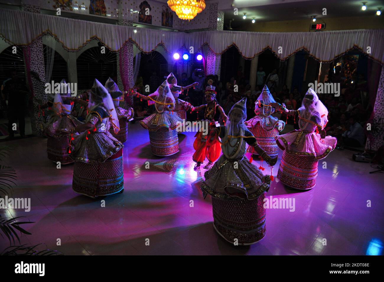 07,2022 nov- Sylhet, Bangladesh: Les filles de Manipuri se latent comme Gopi et Krishna pour célébrer et exécuter le festival traditionnel de danse Ras Leela à Mirgajungle Manipuri Rajbari, Sylhet, Bangladesh. Sur 07 novembre 2022 à Sylhet, Bangladesh (photo de MD Rafayat Haque Khan/ Groupe Eyepix/Sipa USA) Banque D'Images
