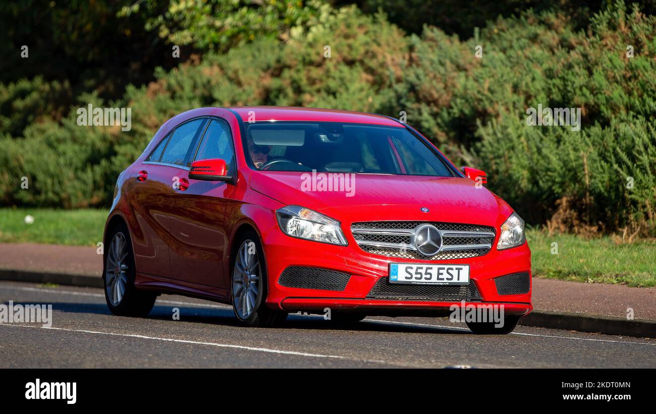 2013 diesel rouge engined Une Mercedes Benz classe conduite sur une route de campagne Banque D'Images