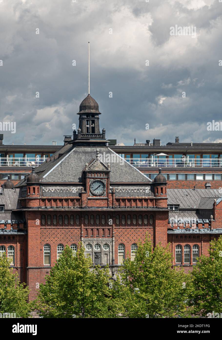 Helsinki, Finlande - 19 juillet 2022 : partie centrale de la maison traditionnelle en brique rouge avec tour d'horloge sur l'entrée des bureaux et de l'entrepôt sous da Banque D'Images
