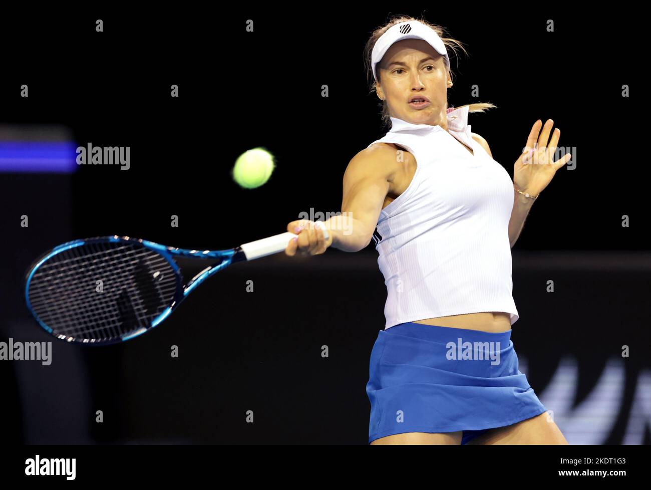 Yulia Putintseva, du Kazakhstan, en action contre Katie Boulter, de Grande-Bretagne, lors du premier jour du match du groupe Billie Jean King Cup entre le Kazakhstan et la Grande-Bretagne à l'Emirates Arena, Glasgow. Date de publication : mardi 8 novembre 2022. Banque D'Images