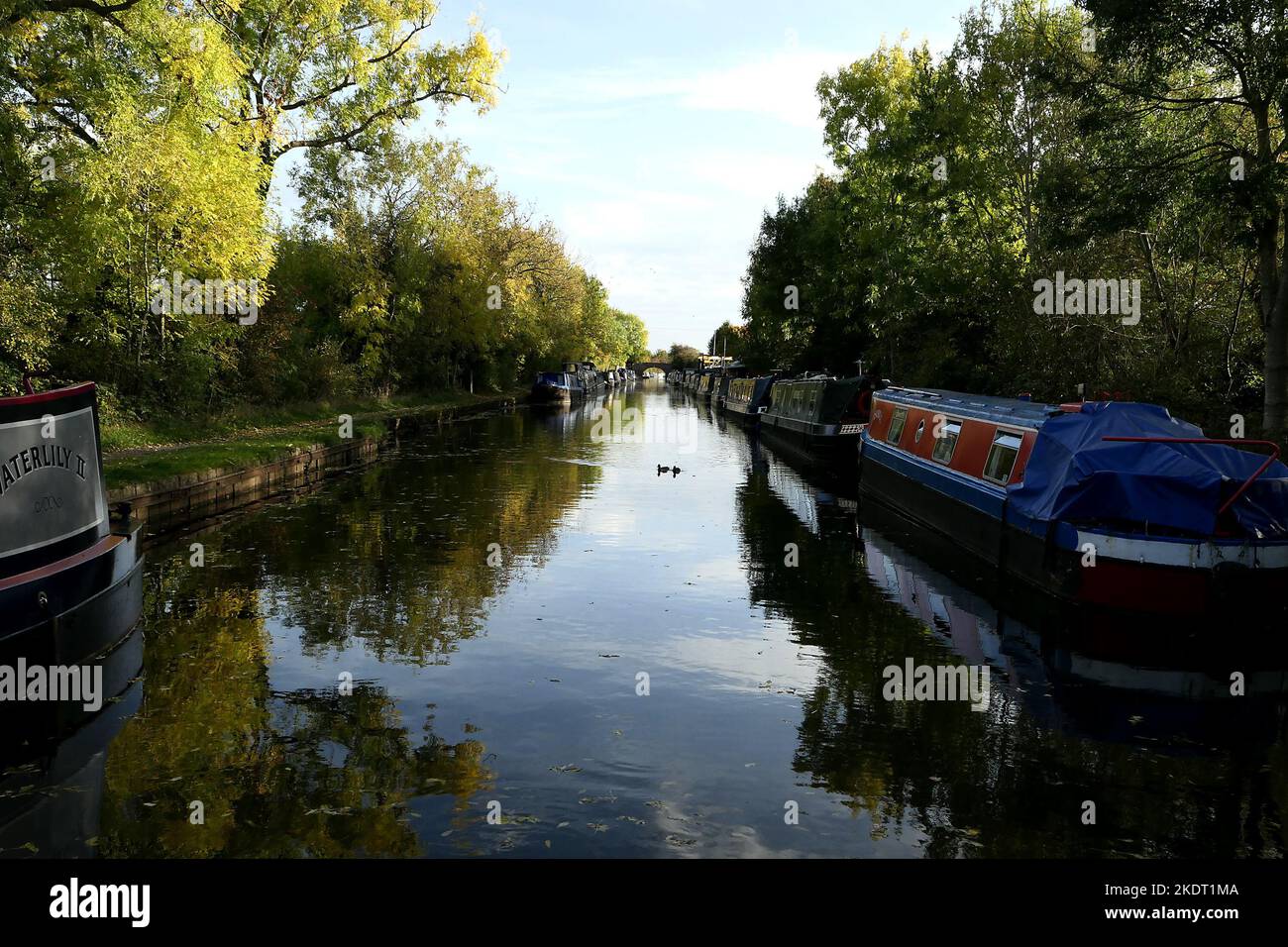 Vacances sur le canal sur de belles voies navigables calmes Banque D'Images