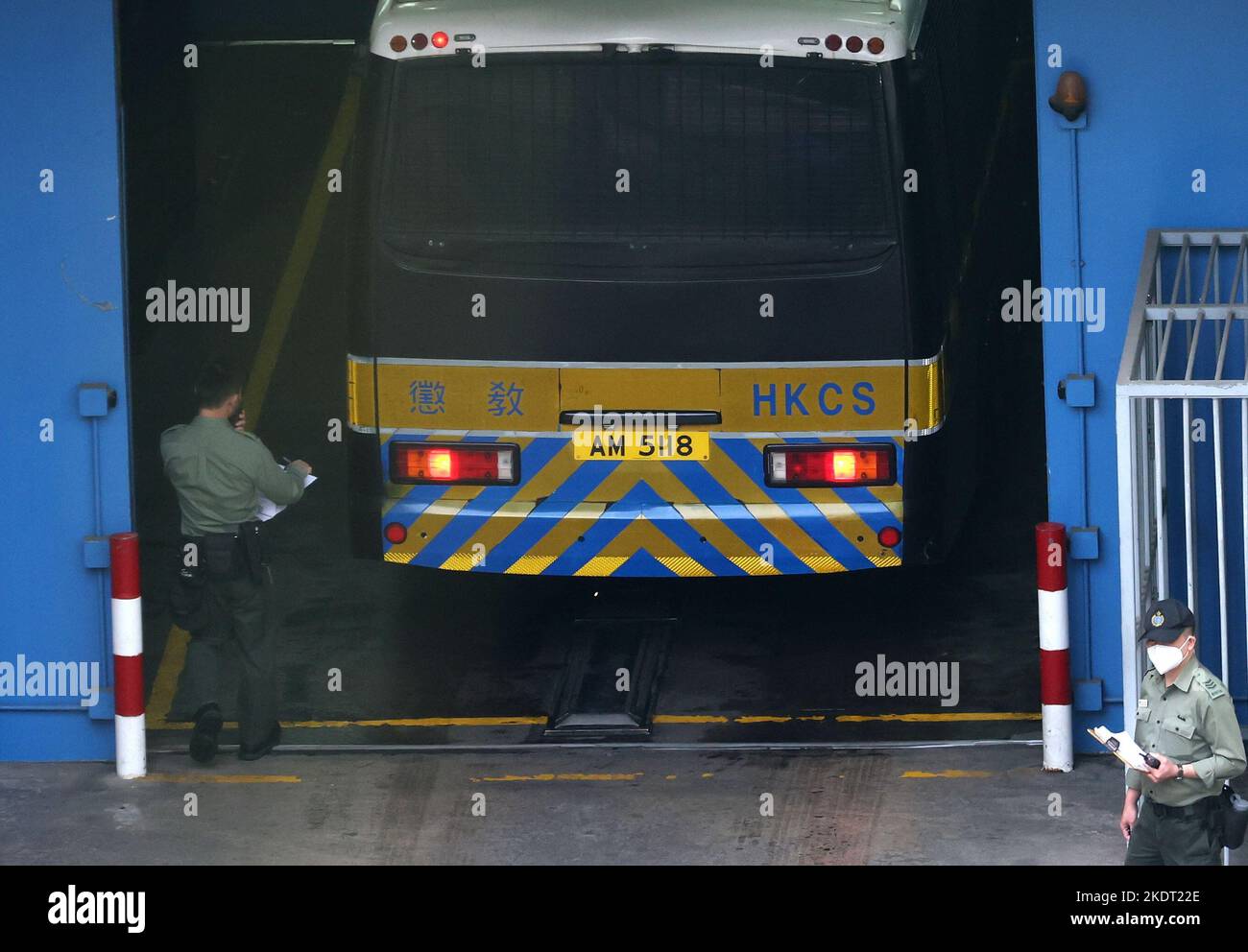 Une fourgonnette de prison portant l'ancien rédacteur en chef en chef en exercice Stand News Patrick Lam Shiu-tung et l'ancien rédacteur en chef Chung Pui-kuen au centre de réception de Lai Chi Kok. Deux anciens éditeurs du portail Stand News désormais défunte font face à la publication des frais de publication sédimentaires.01NOV22 SCMP/Yik Yeung-man Banque D'Images