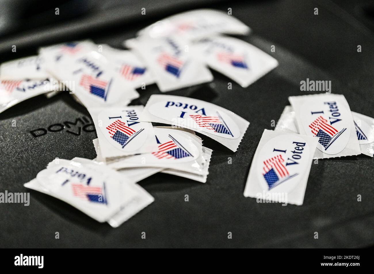 Les autocollants « J'ai voté » se trouvent sur une machine de tabulation des votes du Dominion lors des élections de mi-mandat de 2022 à Montpelier, VT, États-Unis. Banque D'Images