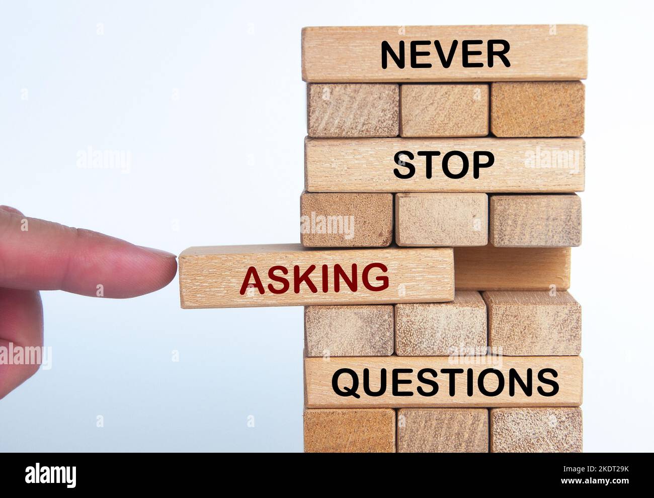 N'arrêtez jamais de poser des questions sur des blocs de bois. Concept d'entreprise. Banque D'Images