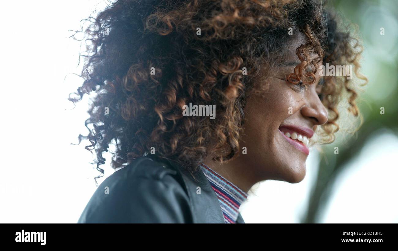 Bonne femme africaine noire avec les cheveux bouclés hochant la tête oui en  accord Photo Stock - Alamy