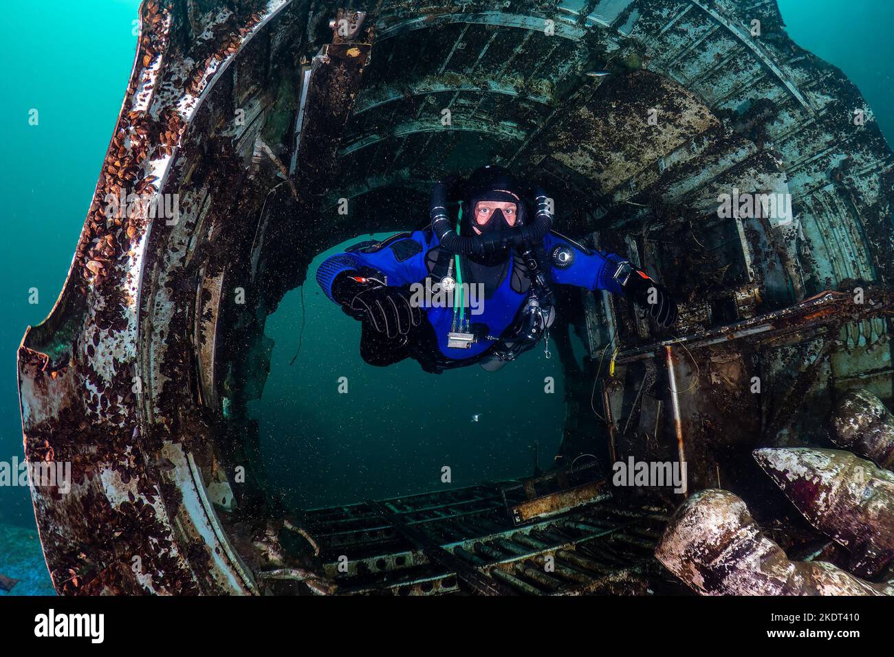 Plongée plongeur sur un circuit fermé resreniflard nager à travers l'épave d'un ancien avion sous l'eau Banque D'Images