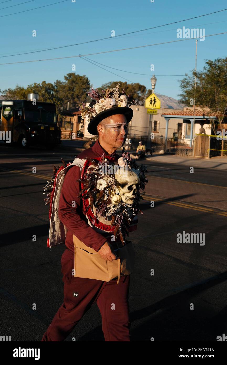 Tucson, Arizona, États-Unis. 6th novembre 2022. La procession annuelle All Souls 33rd à Tucson, Arizona. Sponsorisé par le sans but lucratif beaucoup de bouches à nourrir des centaines de milliers de participants et de spectateurs se réunissent pour se rappeler et honorer les proches et les amis qu'ils ont perdus . Ils pleurent leur mort et célèbrent leur vie en gardant en vie les souvenirs décédés. Les gens s'habillent en costumes richement semblables à ceux vus au jour des morts, mais les deux cérémonies ne sont pas les mêmes. Les marcheurs placent des notes écrites à l'intérieur d'un grand navire en acier appelé l'Urn. Les huissiers prennent les notes et les mettent dans l'Urn qui a Banque D'Images