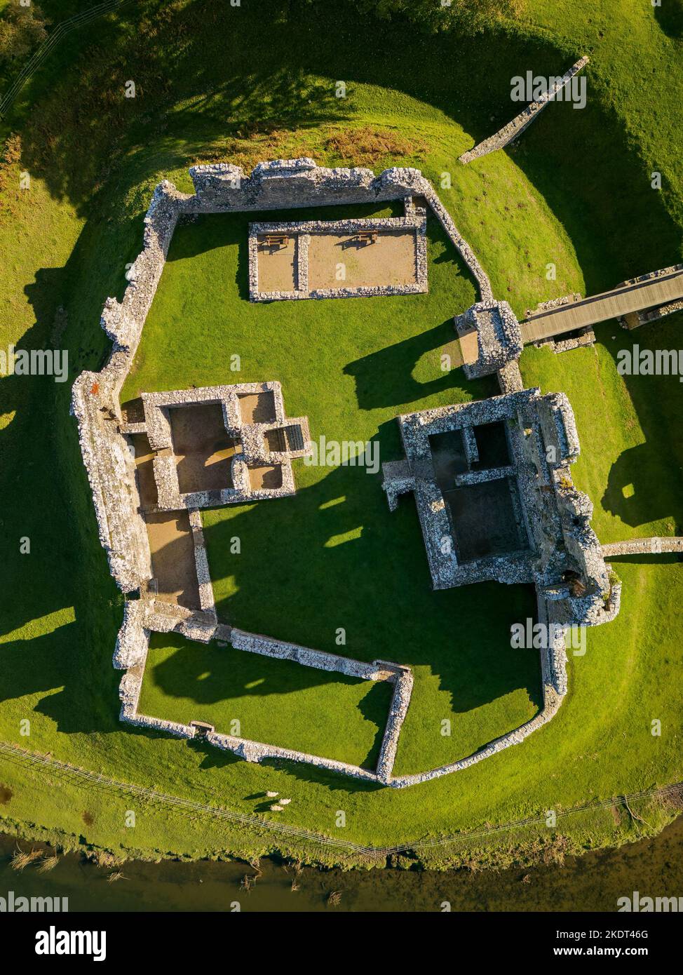 Vue aérienne d'un château en ruines de l'époque de conquête normande au pays de Galles (château d'Ogmore, Glamourgan) Banque D'Images