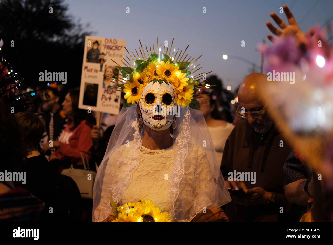 Tucson, Arizona, États-Unis. 6th novembre 2022. La procession annuelle All Souls 33rd à Tucson, Arizona. Sponsorisé par le sans but lucratif beaucoup de bouches à nourrir des centaines de milliers de participants et de spectateurs se réunissent pour se rappeler et honorer les proches et les amis qu'ils ont perdus . Ils pleurent leur mort et célèbrent leur vie en gardant en vie les souvenirs décédés. Les gens s'habillent en costumes richement semblables à ceux vus au jour des morts, mais les deux cérémonies ne sont pas les mêmes. Les marcheurs placent des notes écrites à l'intérieur d'un grand navire en acier appelé l'Urn. Les huissiers prennent les notes et les mettent dans l'Urn qui a Banque D'Images