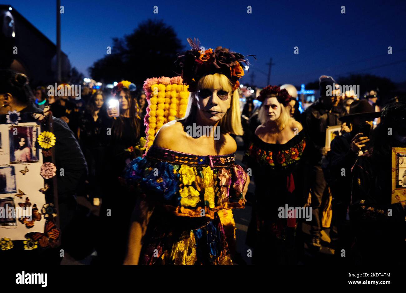 Tucson, Arizona, États-Unis. 6th novembre 2022. La procession annuelle All Souls 33rd à Tucson, Arizona. Sponsorisé par le sans but lucratif beaucoup de bouches à nourrir des centaines de milliers de participants et de spectateurs se réunissent pour se rappeler et honorer les proches et les amis qu'ils ont perdus . Ils pleurent leur mort et célèbrent leur vie en gardant en vie les souvenirs décédés. Les gens s'habillent en costumes richement semblables à ceux vus au jour des morts, mais les deux cérémonies ne sont pas les mêmes. Les marcheurs placent des notes écrites à l'intérieur d'un grand navire en acier appelé l'Urn. Les huissiers prennent les notes et les mettent dans l'Urn qui a Banque D'Images