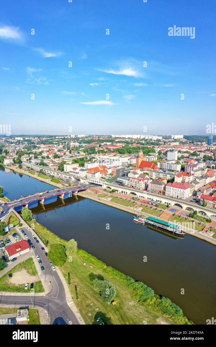 Gorzów Wielkopolski, Pologne - 21 juillet 2022: Vue aérienne de Landsberg an Der Warthe Portrait ville sur le fleuve à Gorzów Wielkopolski, Pologne. Banque D'Images