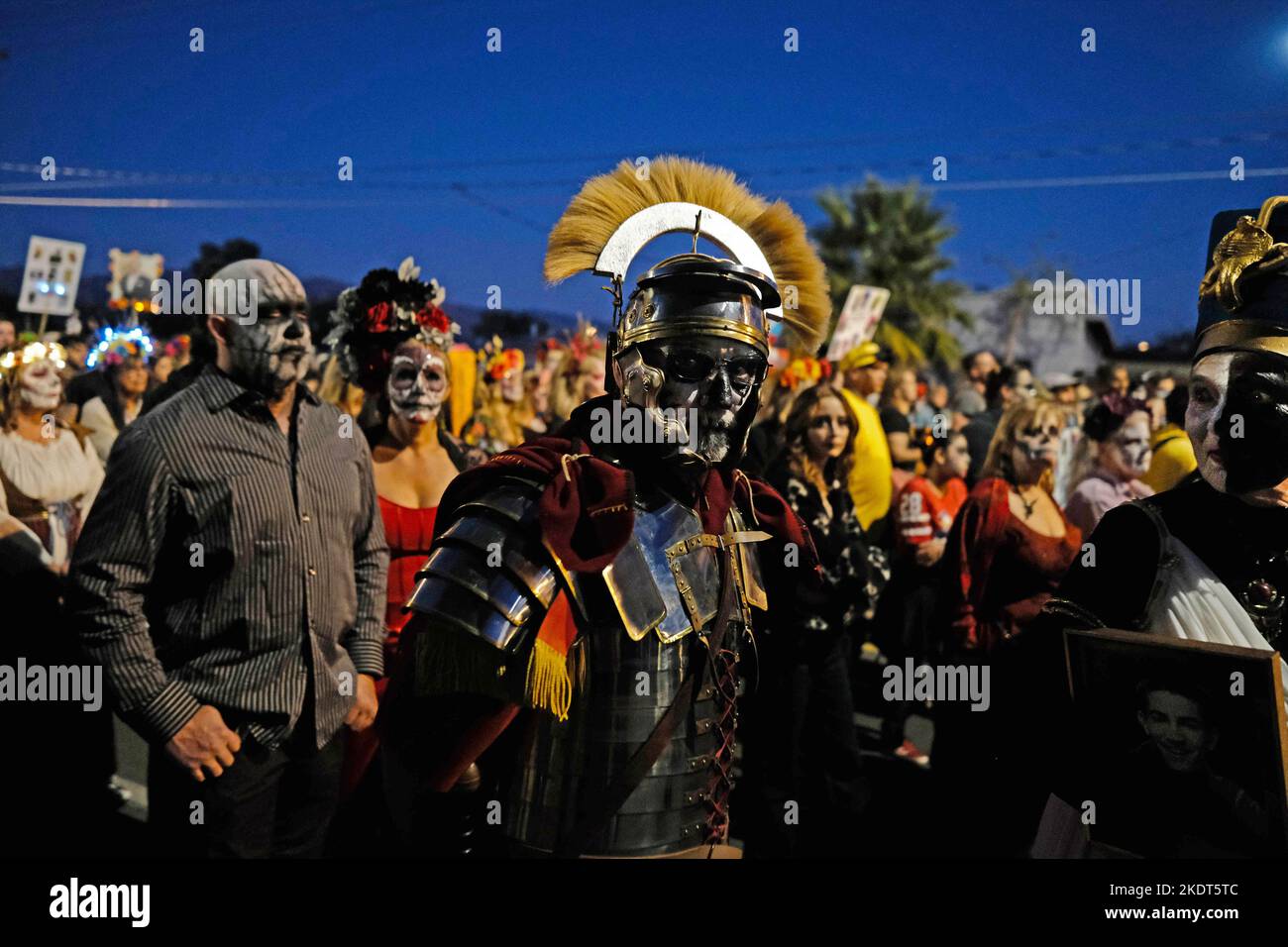 Tucson, Arizona, États-Unis. 6th novembre 2022. La procession annuelle All Souls 33rd à Tucson, Arizona. Sponsorisé par le sans but lucratif beaucoup de bouches à nourrir des centaines de milliers de participants et de spectateurs se réunissent pour se rappeler et honorer les proches et les amis qu'ils ont perdus . Ils pleurent leur mort et célèbrent leur vie en gardant en vie les souvenirs décédés. Les gens s'habillent en costumes richement semblables à ceux vus au jour des morts, mais les deux cérémonies ne sont pas les mêmes. Les marcheurs placent des notes écrites à l'intérieur d'un grand navire en acier appelé l'Urn. Les huissiers prennent les notes et les mettent dans l'Urn qui a Banque D'Images