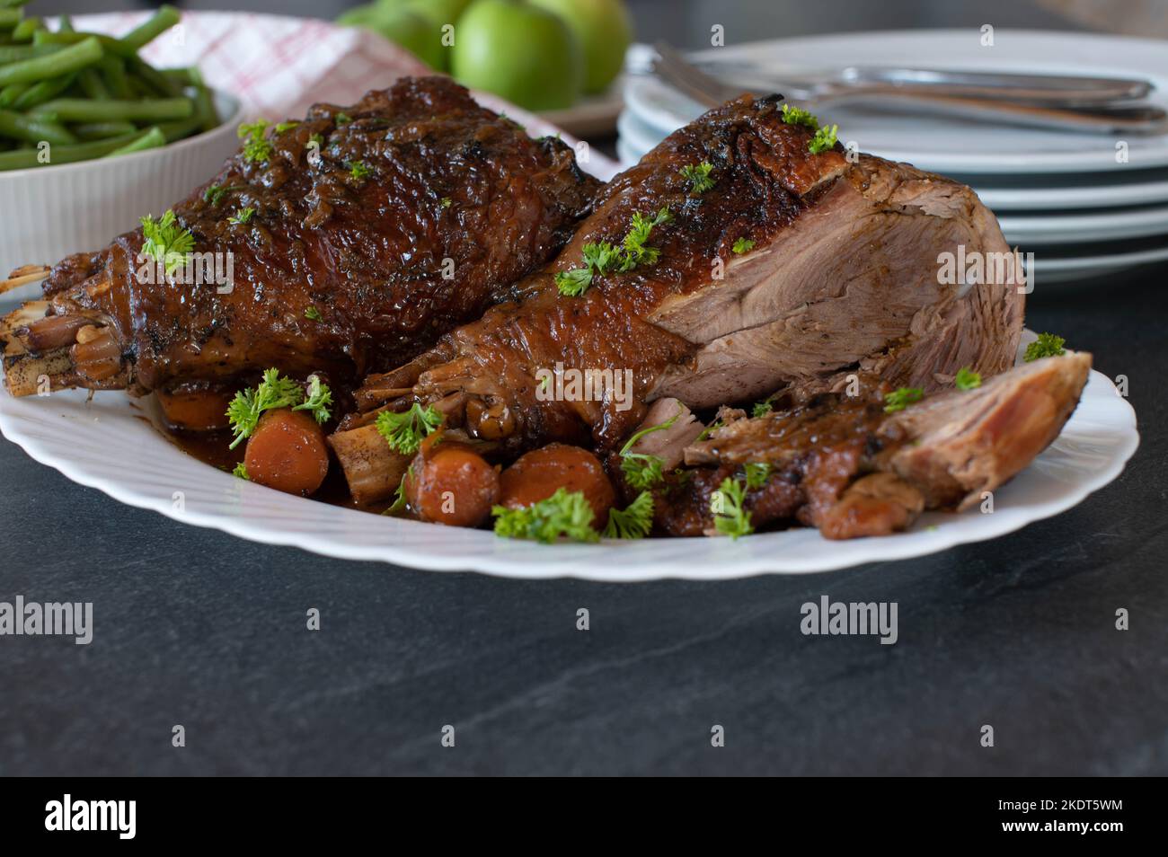 Cuisses de dinde rôties avec sauce et légumes Banque D'Images