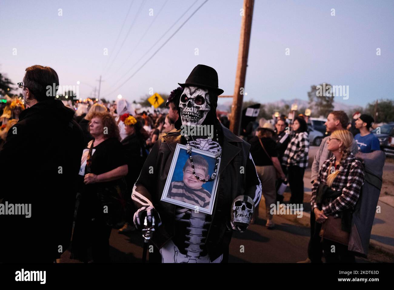 Tucson, Arizona, États-Unis. 6th novembre 2022. La procession annuelle All Souls 33rd à Tucson, Arizona. Sponsorisé par le sans but lucratif beaucoup de bouches à nourrir des centaines de milliers de participants et de spectateurs se réunissent pour se rappeler et honorer les proches et les amis qu'ils ont perdus . Ils pleurent leur mort et célèbrent leur vie en gardant en vie les souvenirs décédés. Les gens s'habillent en costumes richement semblables à ceux vus au jour des morts, mais les deux cérémonies ne sont pas les mêmes. Les marcheurs placent des notes écrites à l'intérieur d'un grand navire en acier appelé l'Urn. Les huissiers prennent les notes et les mettent dans l'Urn qui a Banque D'Images