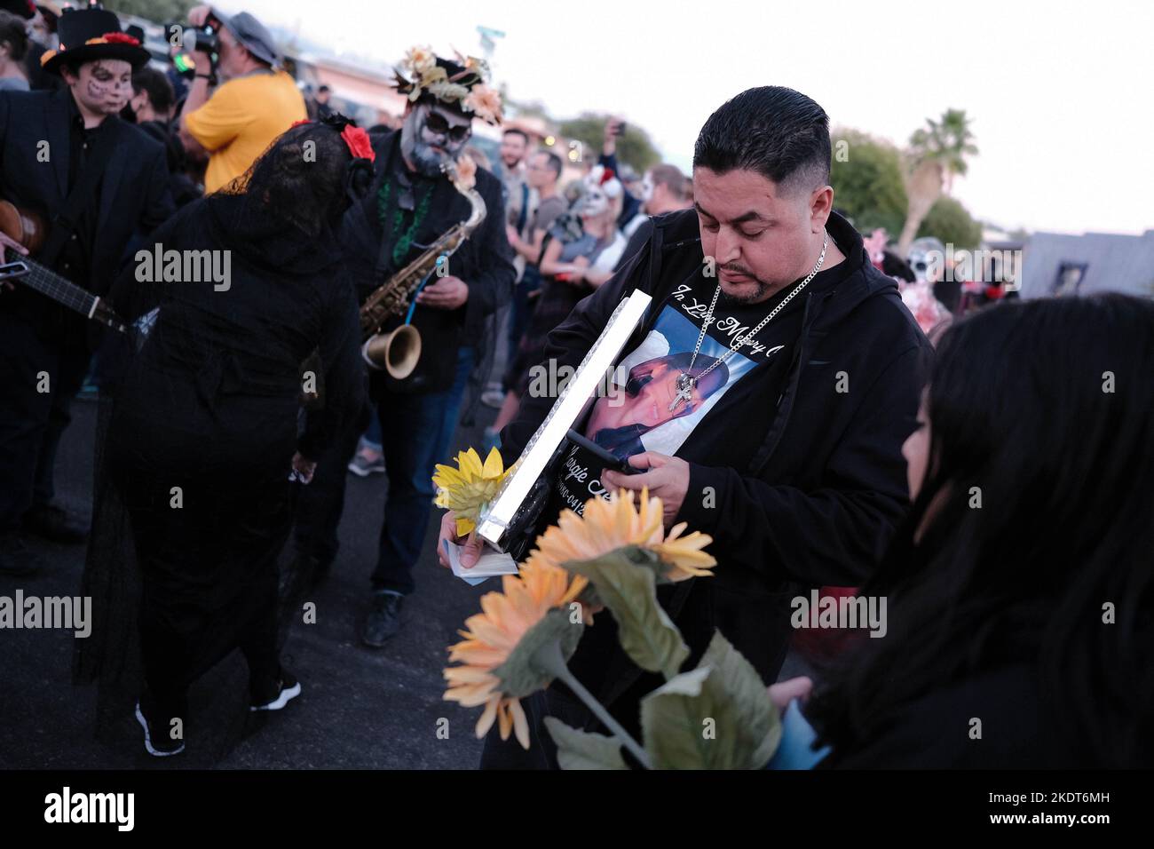 Tucson, Arizona, États-Unis. 6th novembre 2022. La procession annuelle All Souls 33rd à Tucson, Arizona. Sponsorisé par le sans but lucratif beaucoup de bouches à nourrir des centaines de milliers de participants et de spectateurs se réunissent pour se rappeler et honorer les proches et les amis qu'ils ont perdus . Ils pleurent leur mort et célèbrent leur vie en gardant en vie les souvenirs décédés. Les gens s'habillent en costumes richement semblables à ceux vus au jour des morts, mais les deux cérémonies ne sont pas les mêmes. Les marcheurs placent des notes écrites à l'intérieur d'un grand navire en acier appelé l'Urn. Les huissiers prennent les notes et les mettent dans l'Urn qui a Banque D'Images