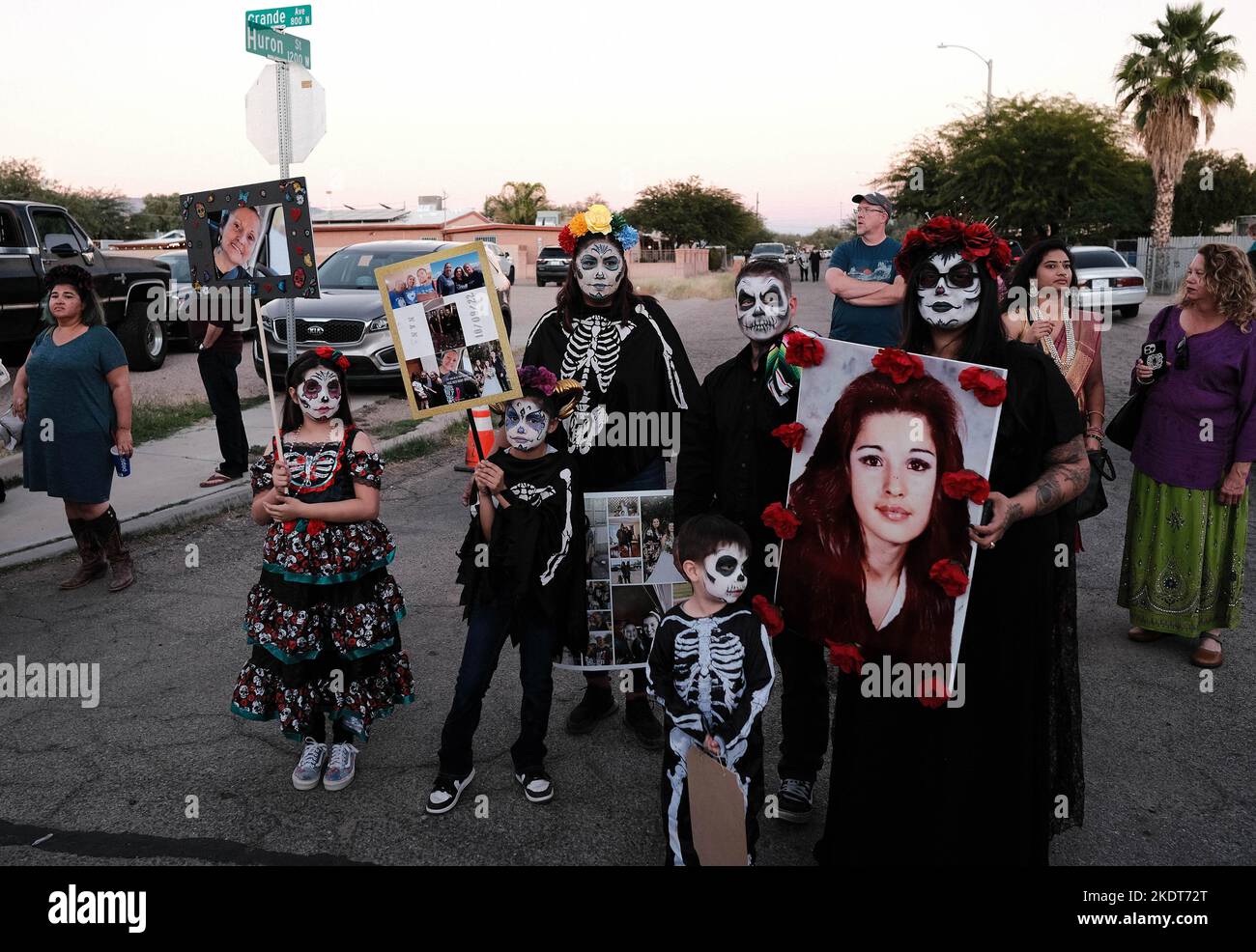 Tucson, Arizona, États-Unis. 6th novembre 2022. La procession annuelle All Souls 33rd à Tucson, Arizona. Sponsorisé par le sans but lucratif beaucoup de bouches à nourrir des centaines de milliers de participants et de spectateurs se réunissent pour se rappeler et honorer les proches et les amis qu'ils ont perdus . Ils pleurent leur mort et célèbrent leur vie en gardant en vie les souvenirs décédés. Les gens s'habillent en costumes richement semblables à ceux vus au jour des morts, mais les deux cérémonies ne sont pas les mêmes. Les marcheurs placent des notes écrites à l'intérieur d'un grand navire en acier appelé l'Urn. Les huissiers prennent les notes et les mettent dans l'Urn qui a Banque D'Images