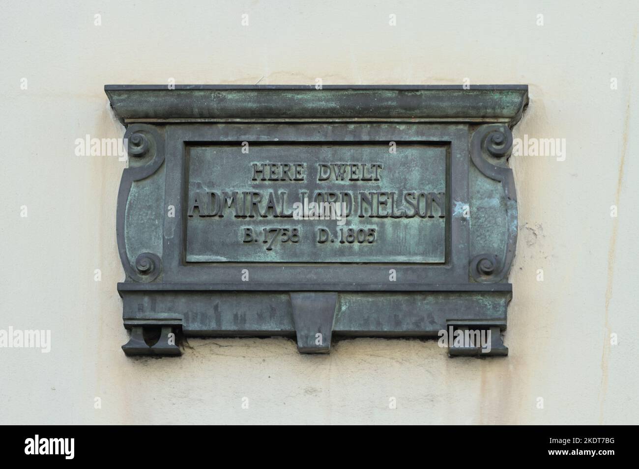 Plaque de bronze sur le côté d'Un bâtiment géorgien commémorant l'endroit où vivait l'amiral Lord Nelson, Bath, Royaume-Uni Banque D'Images
