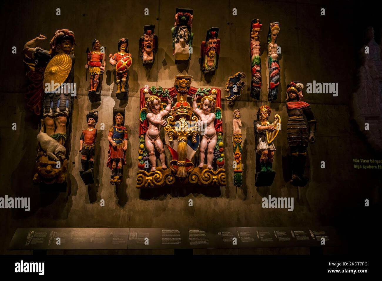 STOCKHOLM, SUÈDE - 28 JUIN 2016 : il y a les ornements de navire en bois (reconstruction) dans le musée du navire Vasa. Banque D'Images