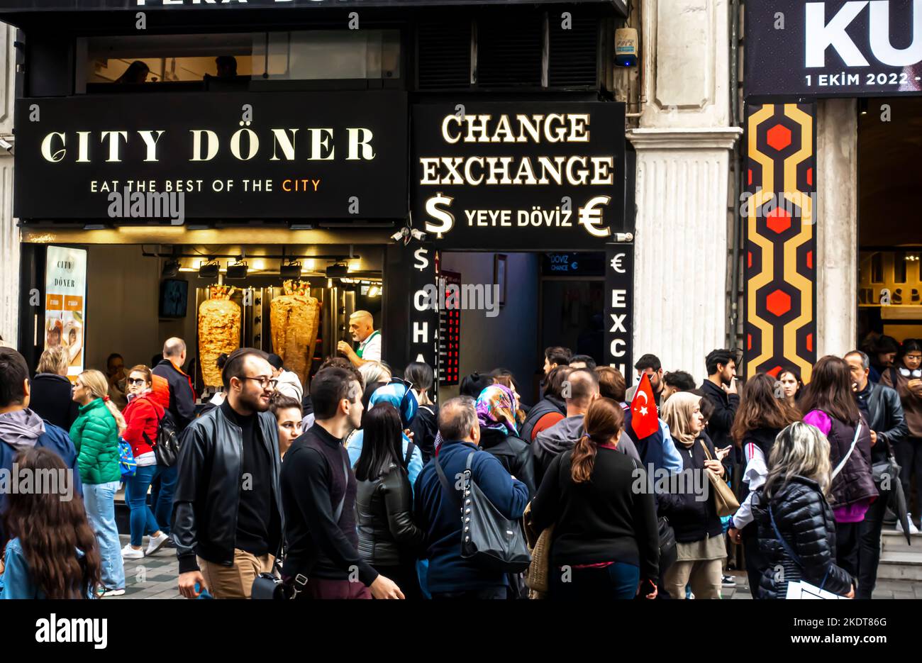 City Doner et magasins de change sur la rue Istiklal - la rue animée d'Istanbul, Turquie Banque D'Images