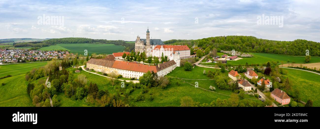 Neresheim, Allemagne - 8 mai 2022: Monastère de l'abbaye Église baroque Panorama aérien à Neresheim, Allemagne. Banque D'Images