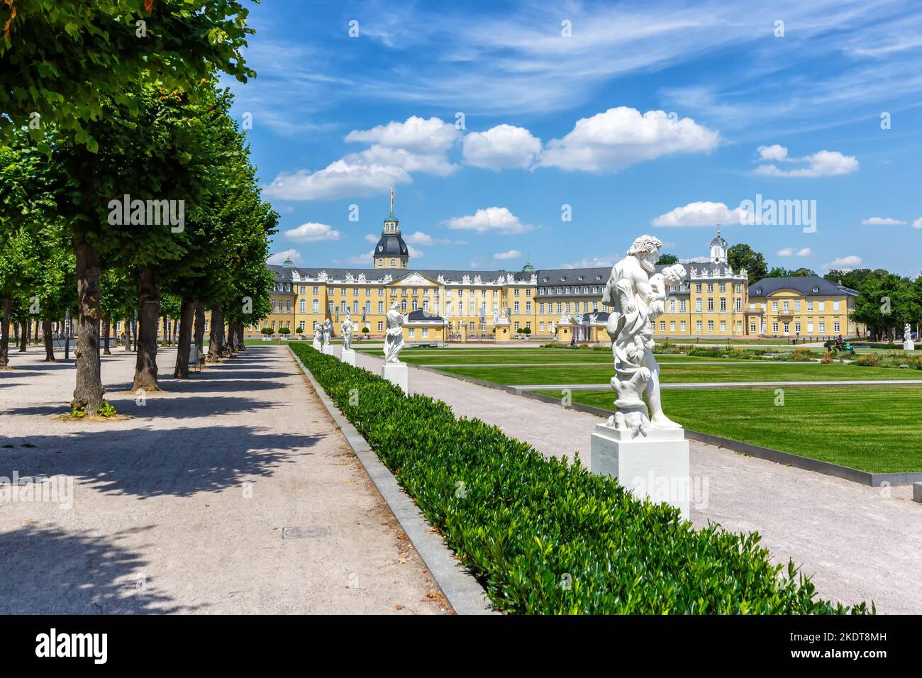Karlsruhe, Allemagne - 30 juin 2022: Château de Karlsruhe Palais baroque Résidence avec des figures Architecture de voyage à Karlsruhe, Allemagne. Banque D'Images