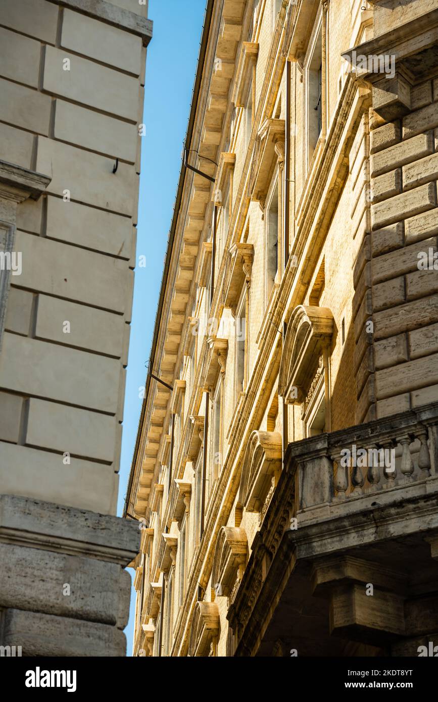 Rue calme dans le centre de Rome, Italie Banque D'Images