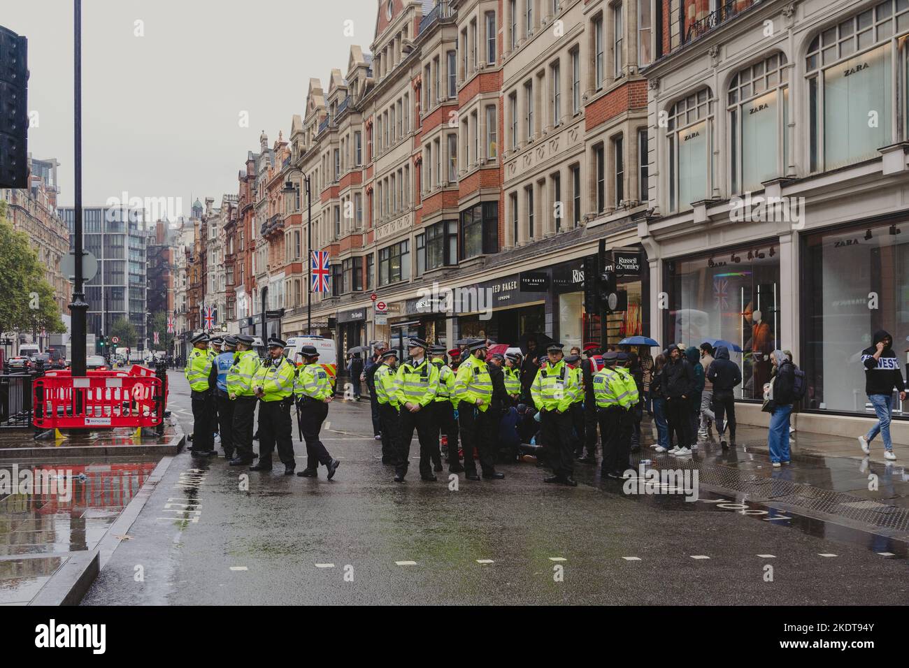 Londres, Royaume-Uni. 20th octobre 2022. Les activistes Just Stop Oil ont collé leurs mains et se sont attachés à des tuyaux métalliques sur Brompton Road à l'extérieur de Harrods Banque D'Images