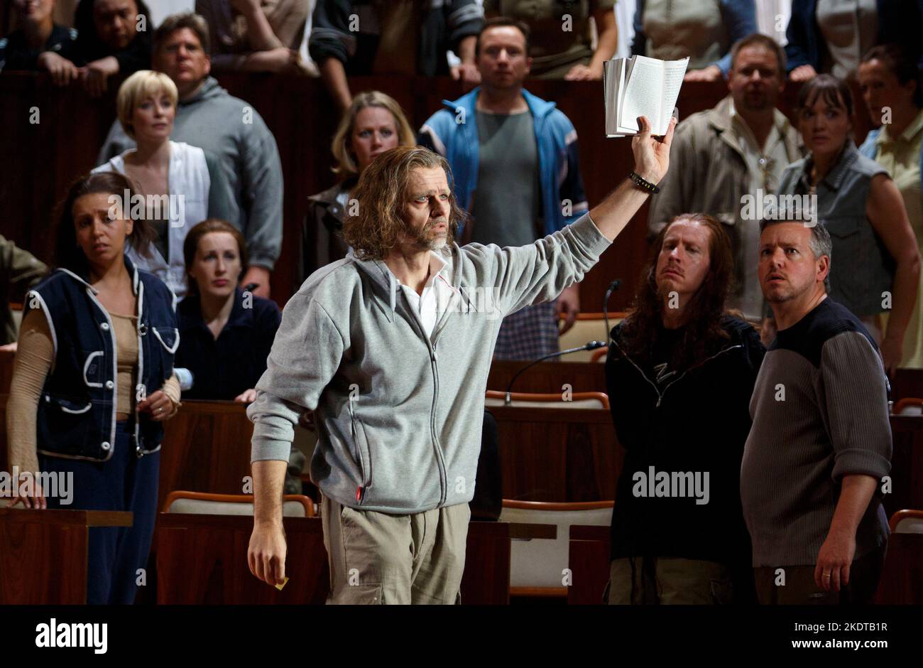 Rainer Trost (Aron) à MOSES UND ARON par Schoenberg à l'Opéra National de Gallois (WNO), Wales Millennium Centre, Cardiff, pays de Galles 24/05/2014 chef d'orchestre: Lother Koenigs design: Anna Viebrock éclairage: Tim Mitchell directeurs: Jossi Wieler et Sergio Morabito Banque D'Images