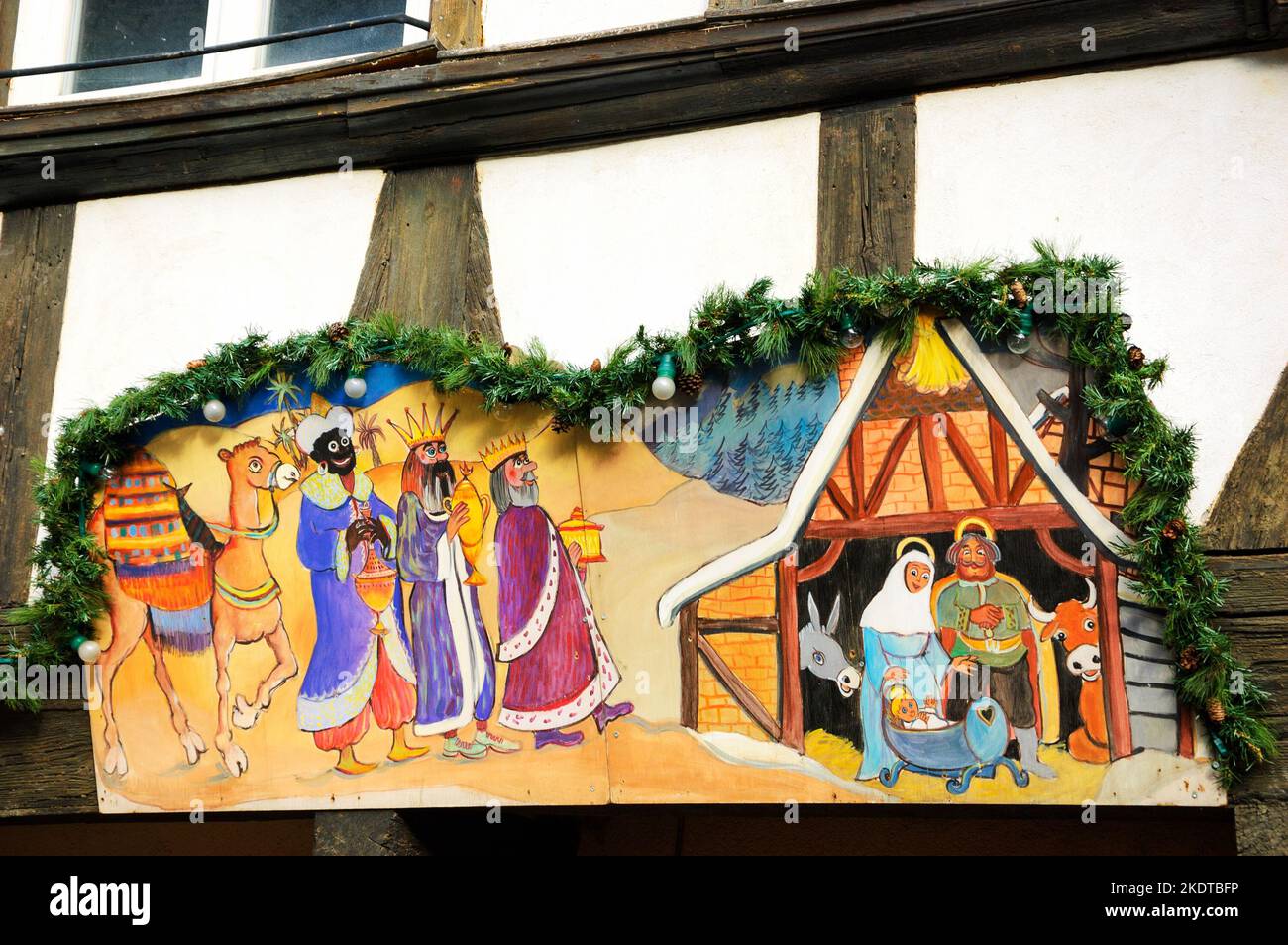 STRASBOURG, FRANCE - 21 DÉCEMBRE 2015 : scène de la Nativité colorée dans le cadre de la décoration de Noël dans la ville médiévale de Strasbourg. Banque D'Images