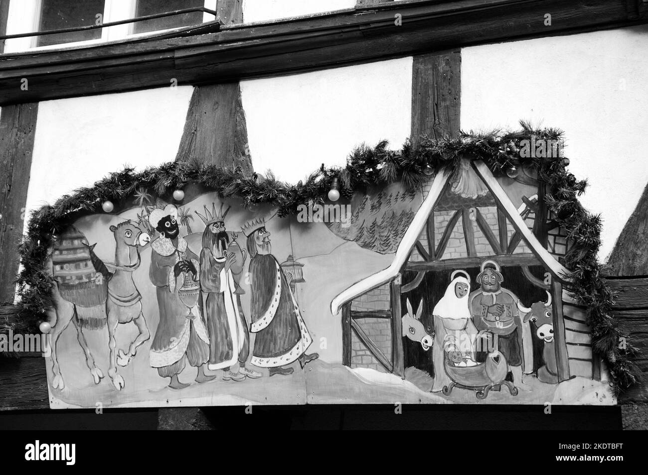 STRASBOURG, FRANCE - 21 DÉCEMBRE 2015 : scène de la Nativité colorée dans le cadre de la décoration de Noël dans la ville médiévale de Strasbourg. Photo noir et blanc Banque D'Images