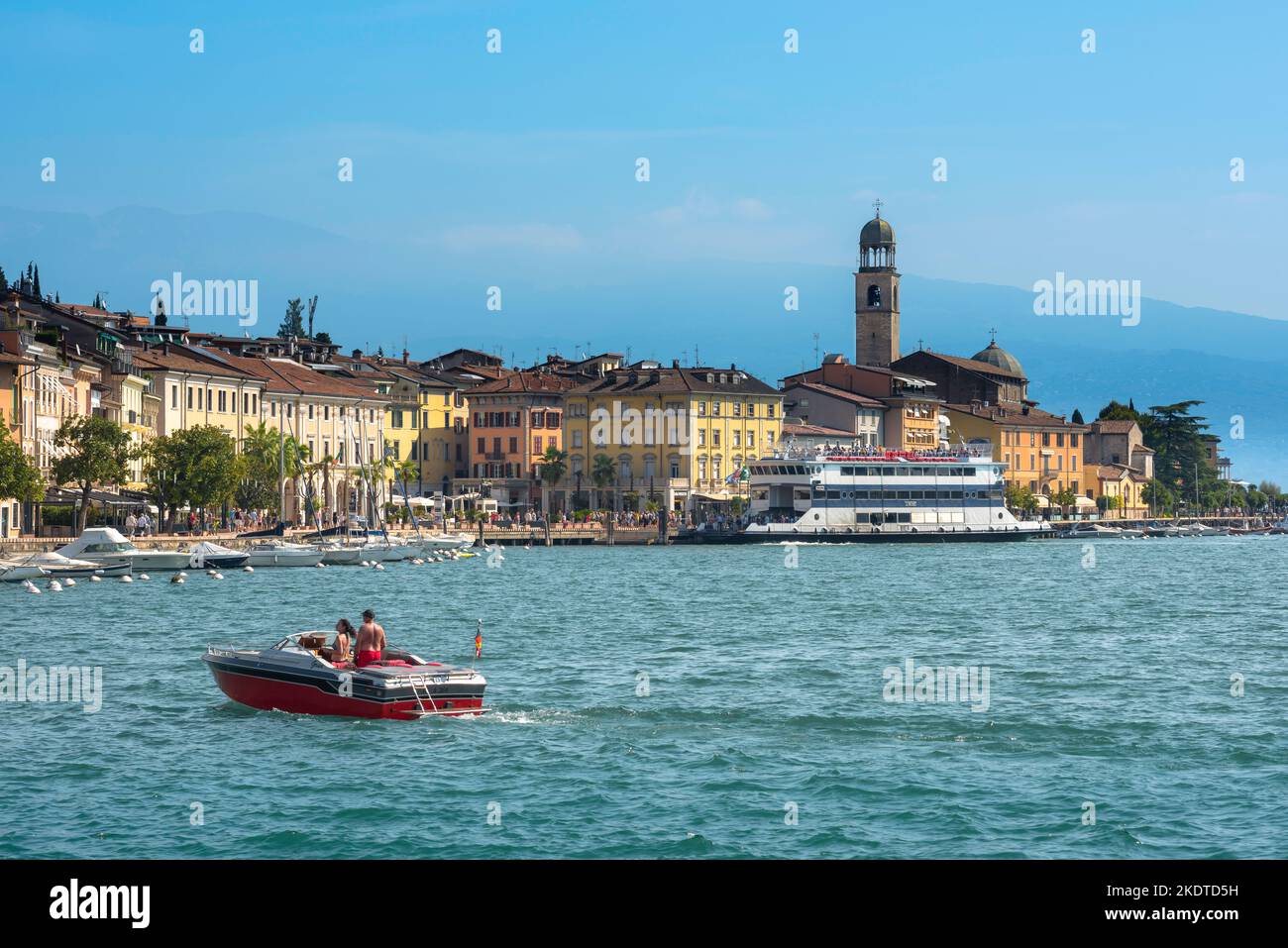 Vacances sur les lacs italiens, vue en été de la pittoresque ville de Salo située sur le côté sud-ouest du lac de Garde, Lombardie, Italie Banque D'Images