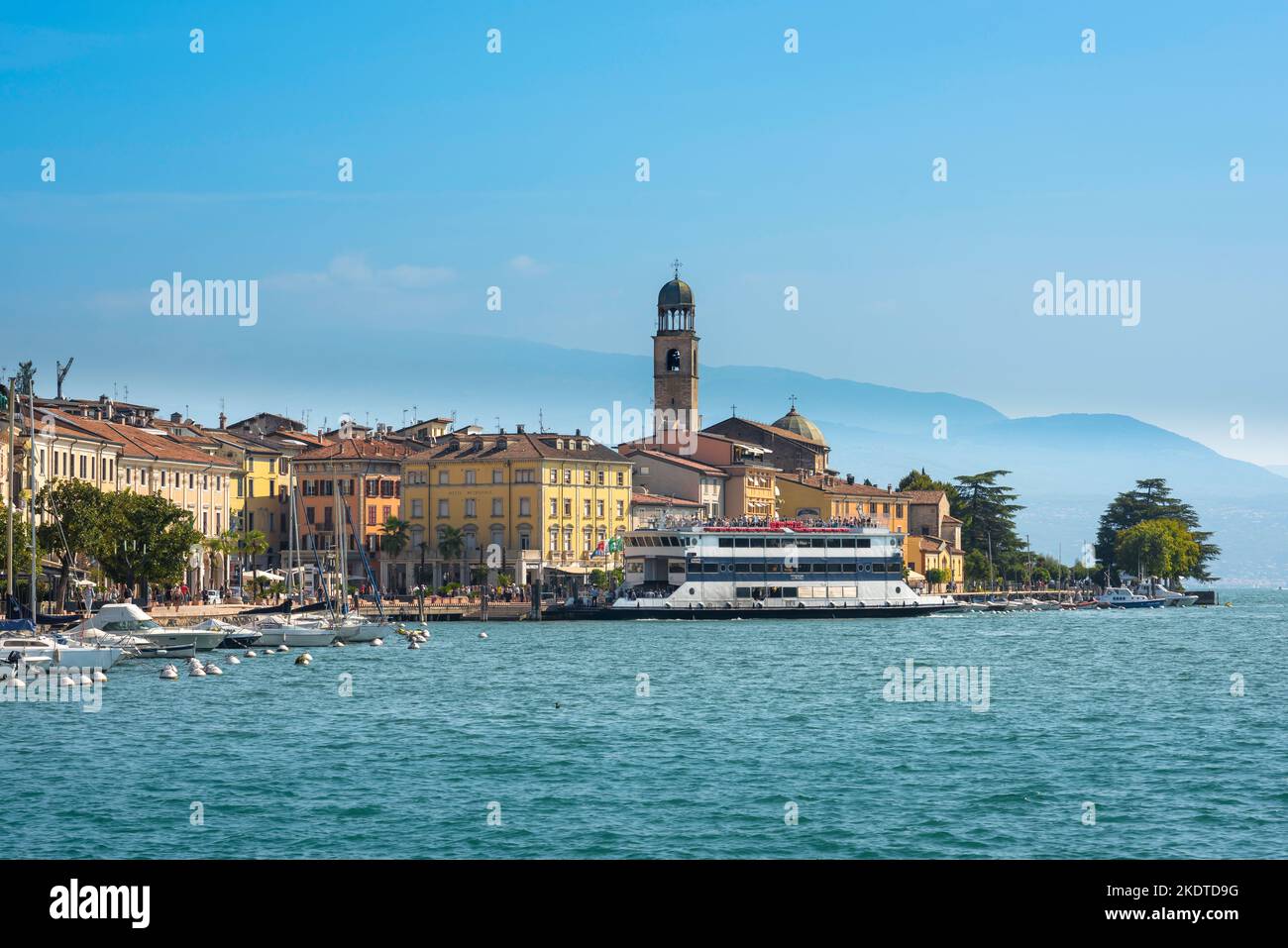 Lac de Garde Salo, vue en été de la pittoresque ville de Salo située au bord du lac de Garde, au sud-ouest du lac de Garde, Lombardie, Italie Banque D'Images