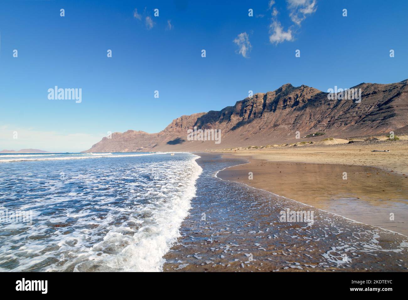 Vagues à Famara Beach sur l'île de Lanzarote Banque D'Images