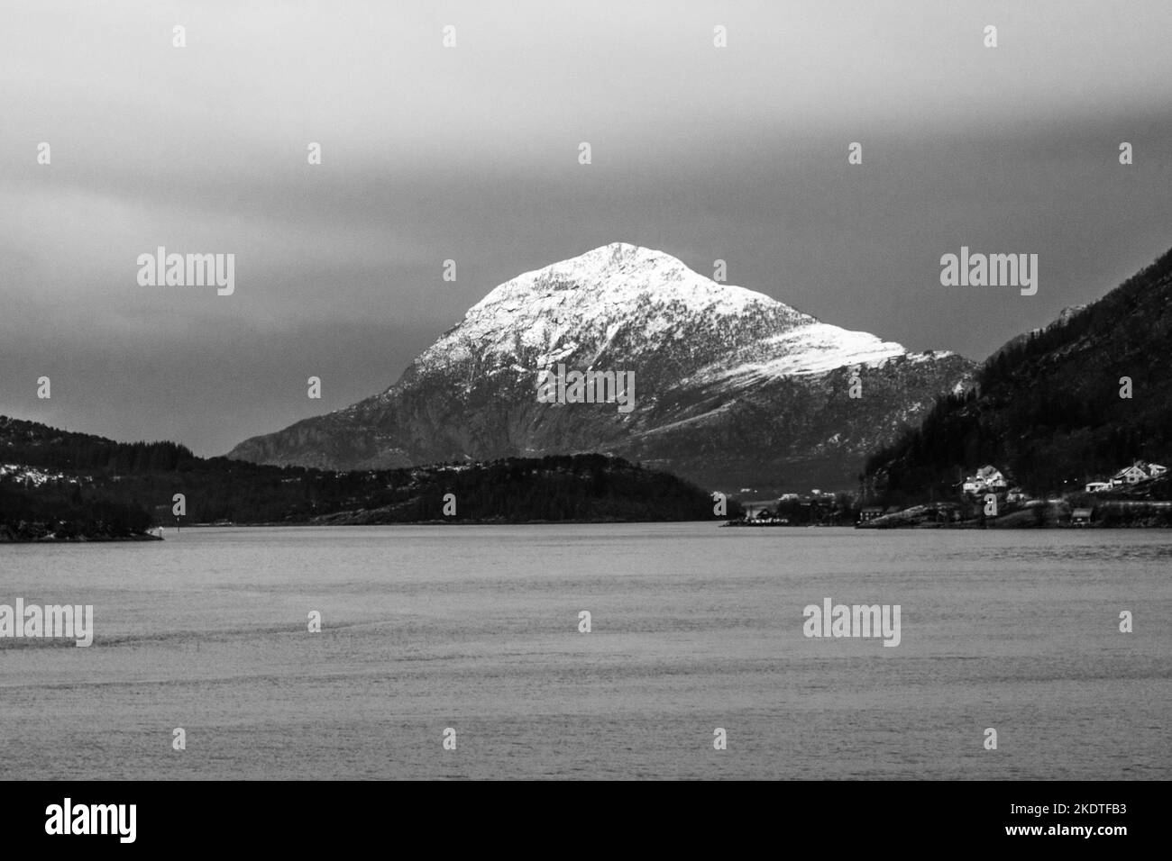 Nuages d'orage et temps hivernal au-dessus de l'impressionnant paysage du fjord de Norvège. Janvier 2020. Banque D'Images