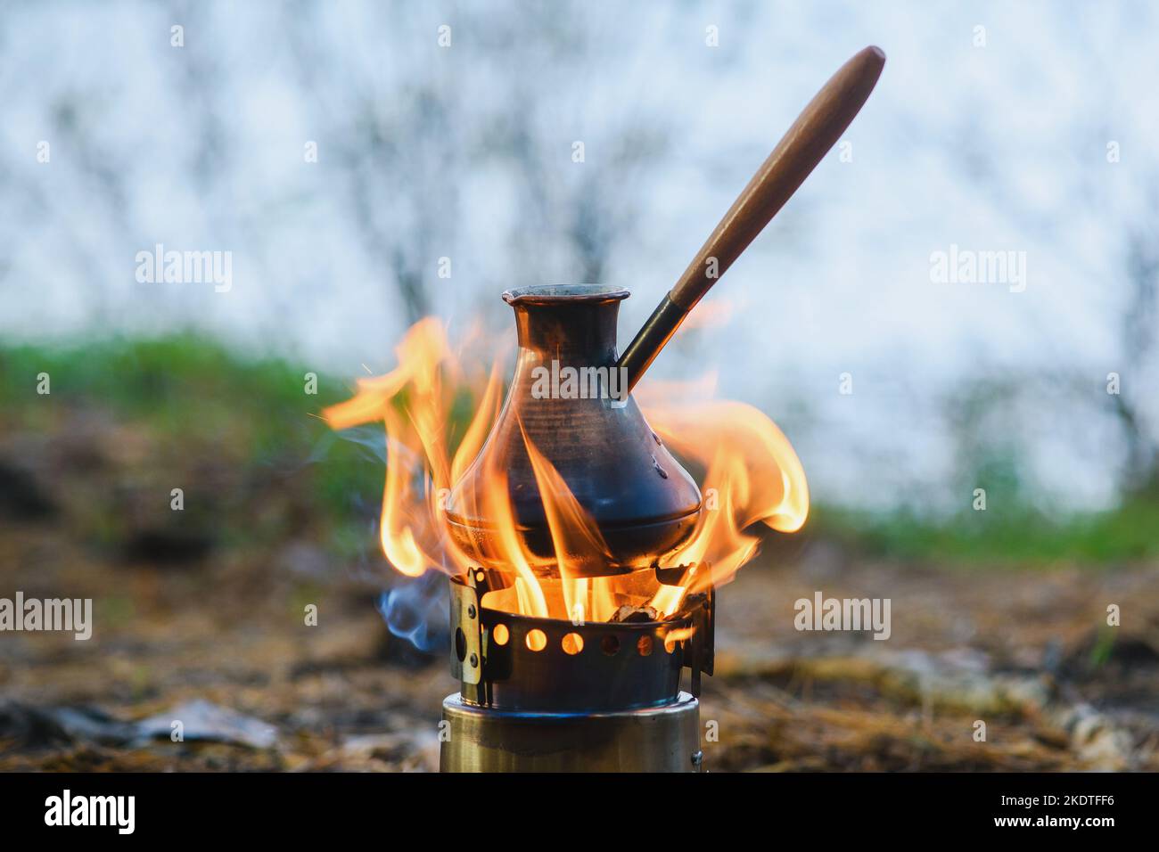 Faire le café sur feu de camp. Café en gros plan dans la crique turque sur le poêle de camping. Poêle portable, qui brûlait des copeaux de bois. Banque D'Images