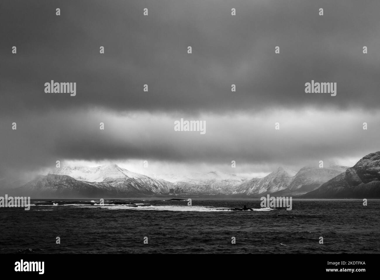 Nuages d'orage et temps hivernal au-dessus de l'impressionnant paysage du fjord de Norvège. Janvier 2020. Banque D'Images